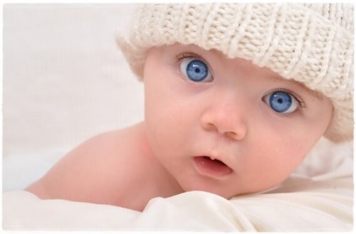 baby med krystalblå øjne