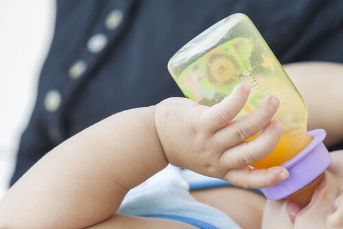 Baby drikker fra babyflaske