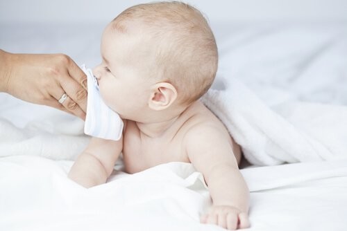 baby får pudset næse