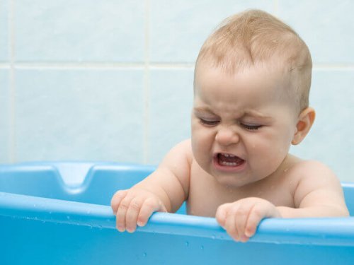 baby græder i badet
