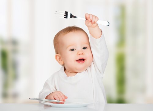 baby holder en gaffel
