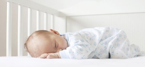 baby sover ved at bruge Ferber metoden