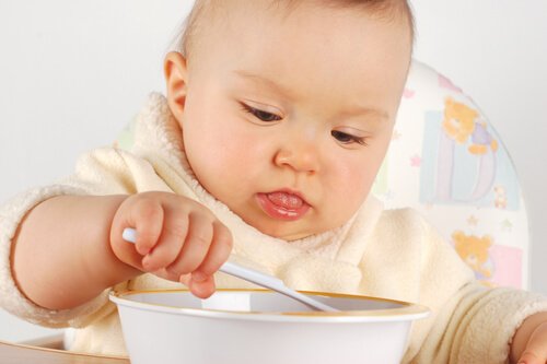 baby spiser med ske