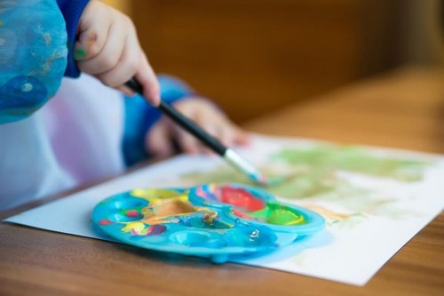 barn maler et billede