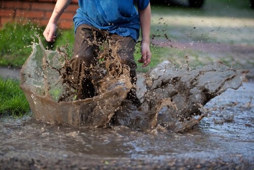 barn leger i mudder