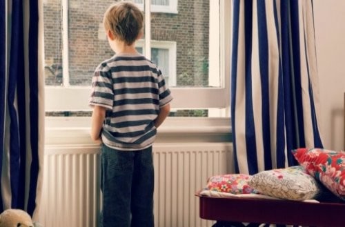 Nøglebørn: Problemet Med At Efterlade Børn Alene Hjemme