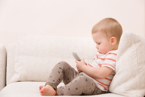 Børn bør ikke bruge smartphones
