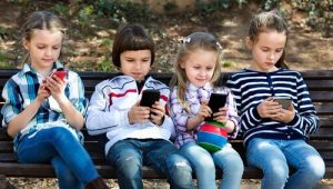 Børn bør ikke bruge smartphones - her er 8 grunde