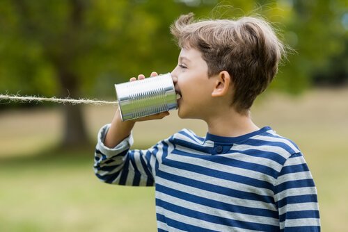 Dreng som taler med sig selv