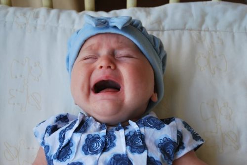 Betydningen af at give din grædende baby opmærksomhed