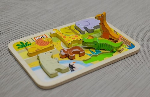 Et brætspil kan være sjove aktiviteter for 2-årige