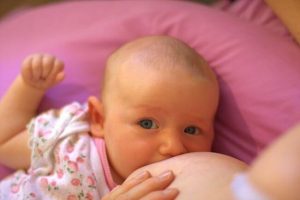Vigtigheden af jern i en babys kost i forhold til dens udvikling