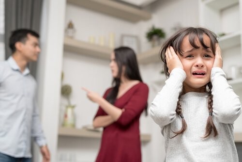 forældre skændes foran grædende datter