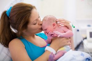 Navlestrengen rundt om halsen på babyen