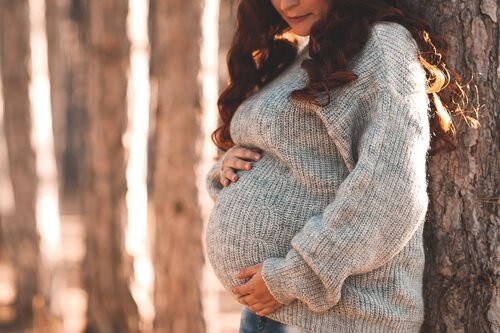 gravid kvinde i sweater 