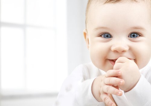 baby med hvid baggrund