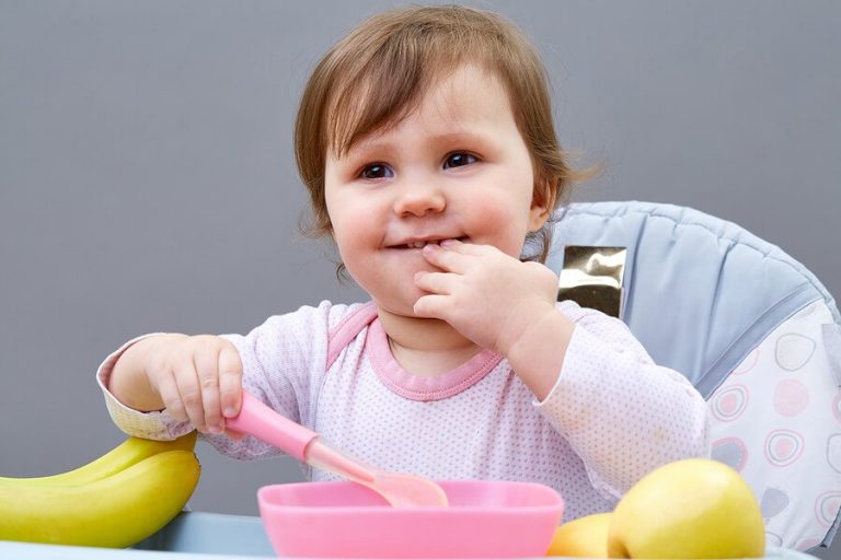5 tips til at lære børn at spise selv