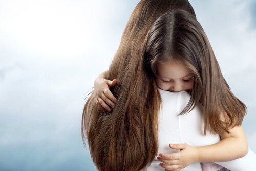 mor og datter krammer