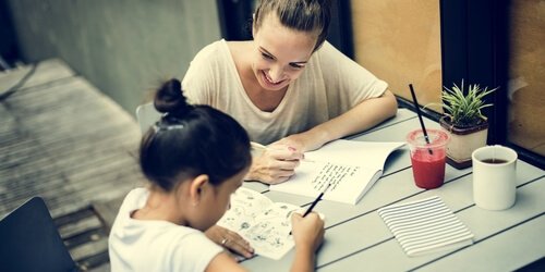 Mor hjælper datter med lektier med hjerne øvelser