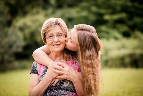 pige kysser bedstemor