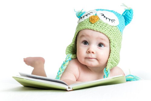 Baby læser bog