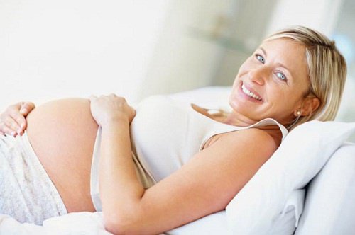 gravid kvinde smiler