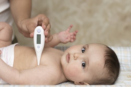 baby får taget sin temperatur
