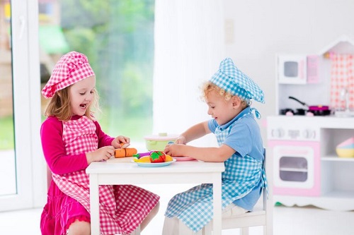 To børn der leger køkken