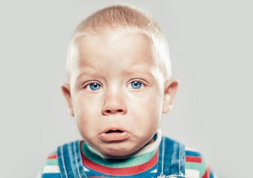 lille dreng er trist