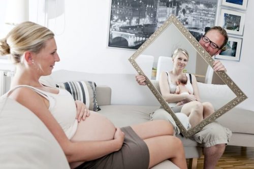 Gravid kvinde i spejlet - moderlig kærlighed