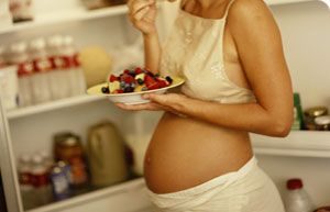 Gravid kvinde spiser
