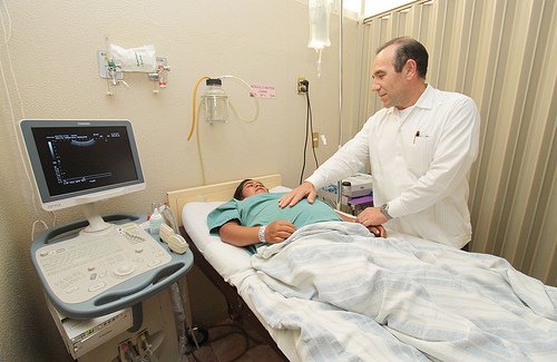 Læge undersøger gravid kvinde