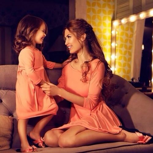 Mor og datter smiler