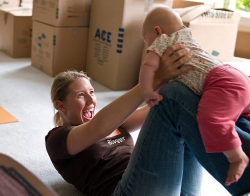 Leg med din baby for at give stimulation