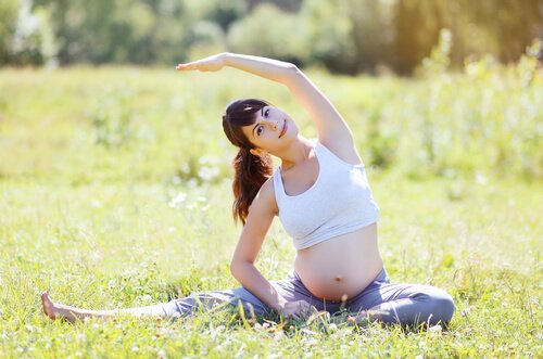 Sund mor træner yoga