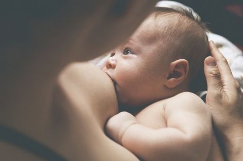 Baby bliver ammet af moder
