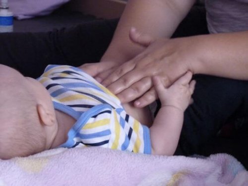 Baby får mave massage