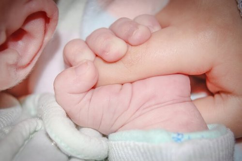 Baby holder mors finger