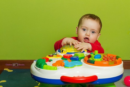 baby leger med legetøj