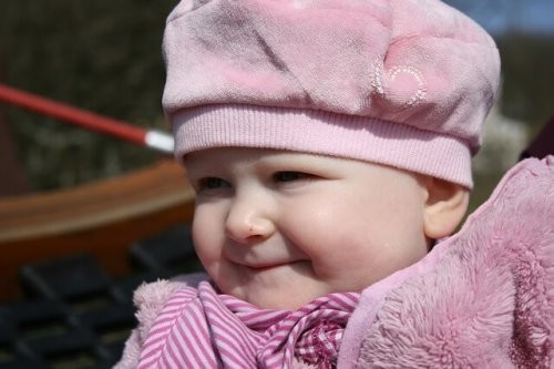smilende baby med hat på