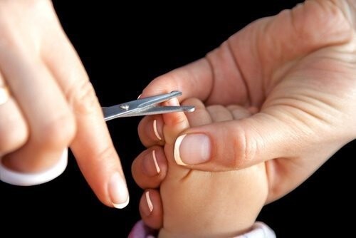 baby får klippet negle