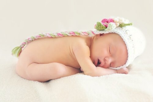 Babyers søvnbehov - baby sover med hat
