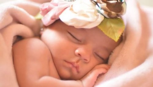 babyen ligger og sover