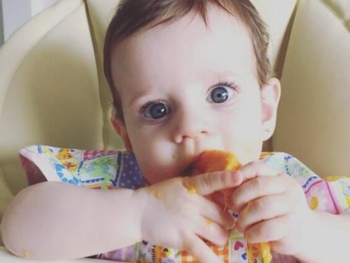 baby lærer at spise selv