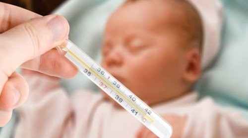 sovende baby har fået målt sin temperatur