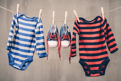 babytøj- og sko hænger til tørre