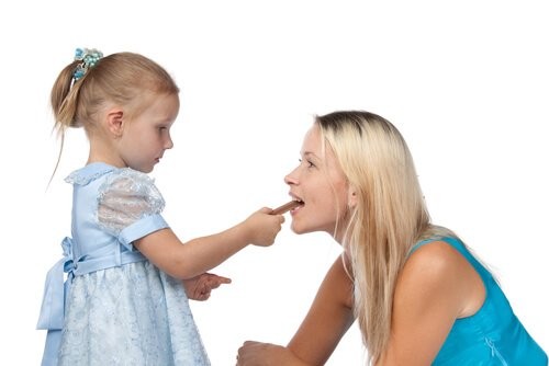 pige giver sin mor en snack