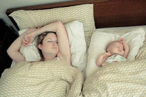 mor og baby sover til middag