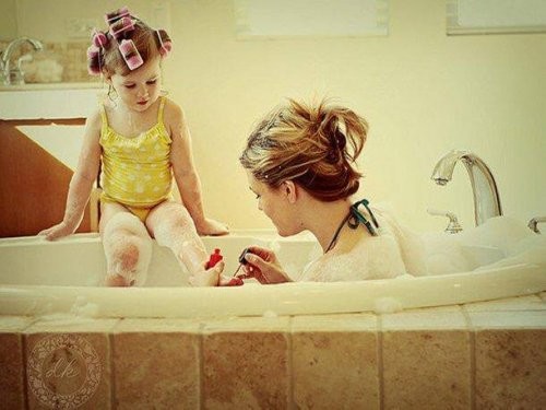 mor giver datter neglelak på i badekarret