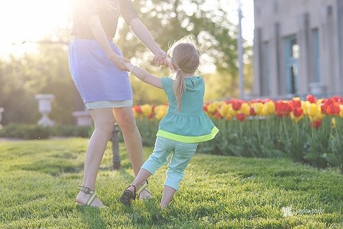 mor og datter leger ude i solen